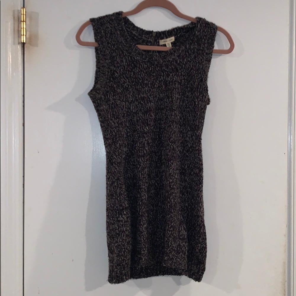 Sleeveless sweater with zipper on back